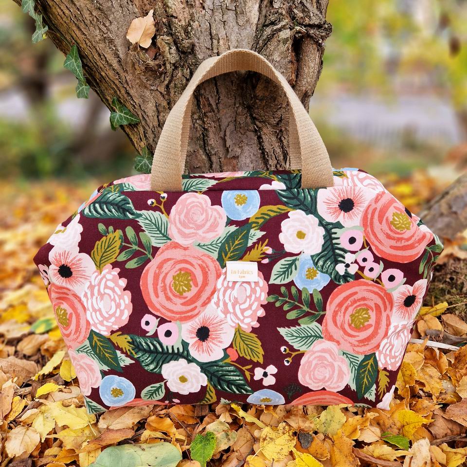 Resize of Sac Clap Clap Canvas Fleurs English Garden Bordeaux1 Tissu Rifle Paper Co Sac à projet clap clap molletonné en tissu canvas coton et lin Rifle Paper Co imprimé floral English Garden fleurs rose nude corail et feuillage vert sur fond rouge bordeaux