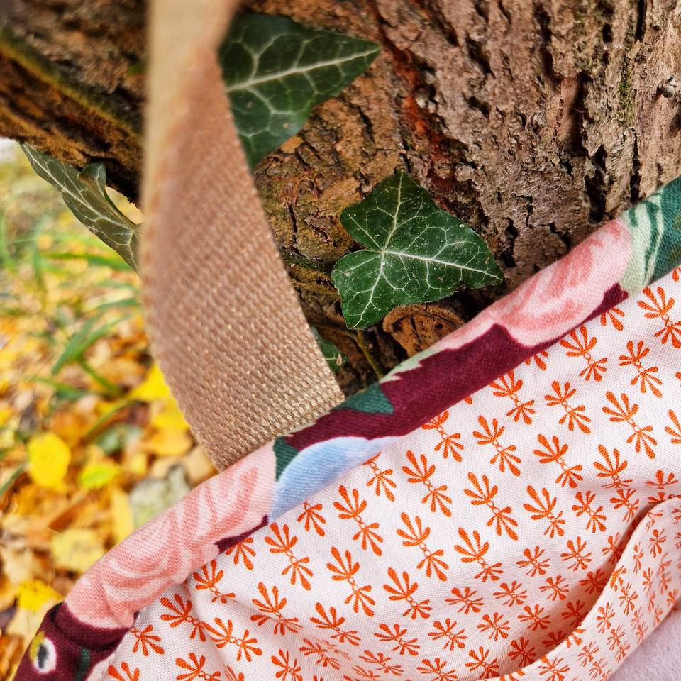 Resize of Sac Clap Clap Canvas Fleurs English Garden Bordeaux2 Tissu Rifle Paper Co Multi poches pour ce sac à projets tricot clap clap Englis Garden Bordeaux , la doublure est en coton Rifle Paper Co imprimée mini motifs graphiques géométriques oranger sur fond écru