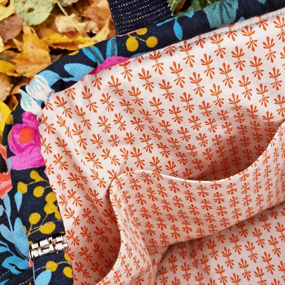 Resize of Sac Clap Clap Canvas Fleurs Rose Corail Gris2 Tissu Rifle Paper Co Multi poches pour ce sac à projets tricot clap clap Canvas Les Fleurs Rifle paper Co , la doublure est en coton Rifle Paper Co imprimée mini motifs graphiques géométriques oranger sur fond écru