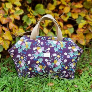 Sac à projet clap clap molletonné en tissu Rifle Paper Co coton imprimé floral Dahlia Fleurs ocre jaune écru vert mauve sur fond aubergine