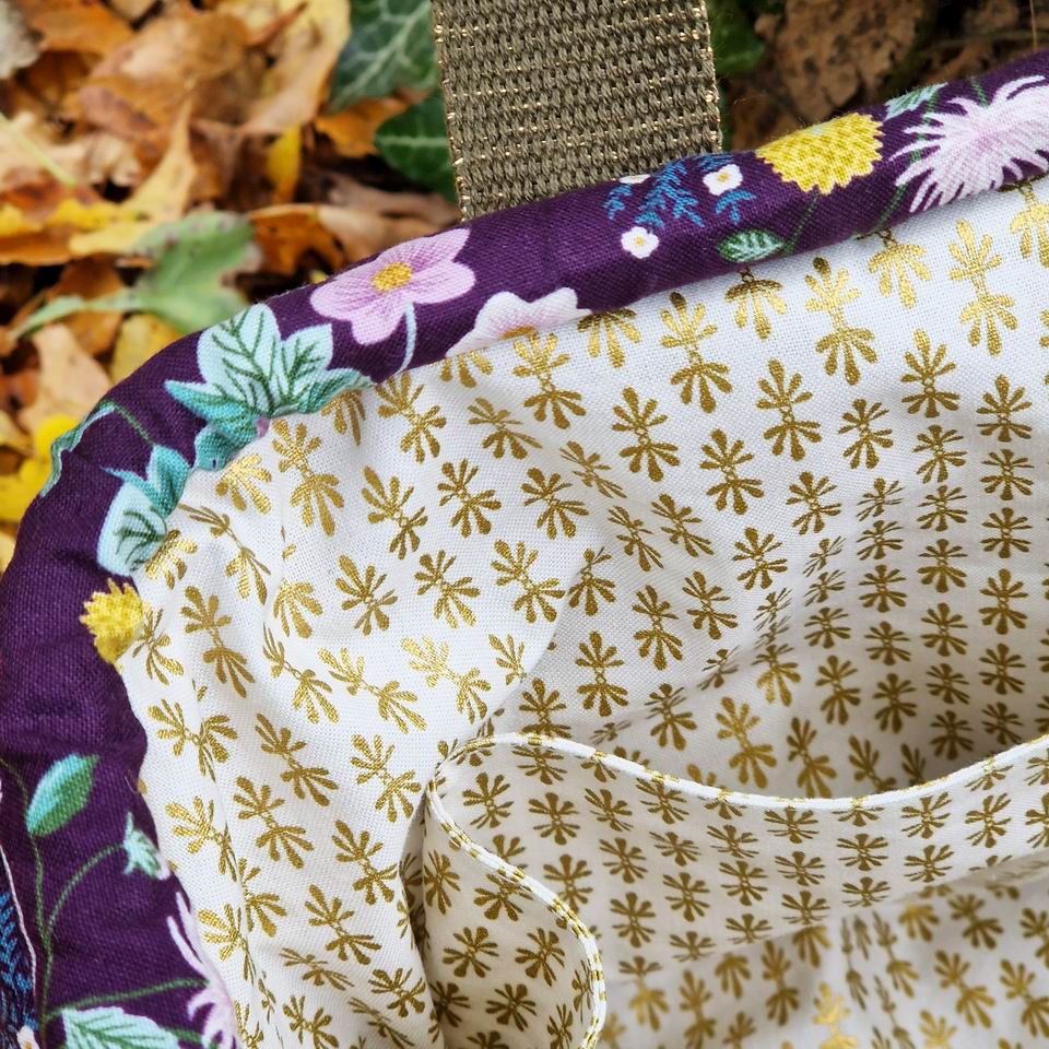 Resize of Sac Clap Clap Dahlia Aubergine2 Tissu Rifle Paper Co Multi poches pour ce sac à projets tricot clap clap, la doublure est en coton Rifle Paper Co imprimée mini motifs graphiques géométriques métallisé or sur fond écru