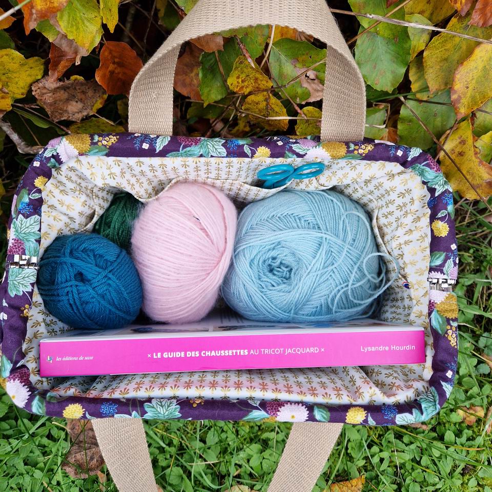 Resize of Sac Clap Clap Dahlia Aubergine2bis tissu Rifle Paper Co Joli volume pour ce sac à projet et pratique avec ses poches latérales multiples