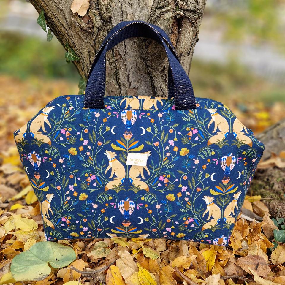 Resize of Sac Clap Clap Desert Moon Renards1 Sac à projet clap clap molletonné en tissu Dashwood Studio coton imprimé Desrt Moon Dashwood Studio des coyotes renards brun roux sur un fond bleu nuit
