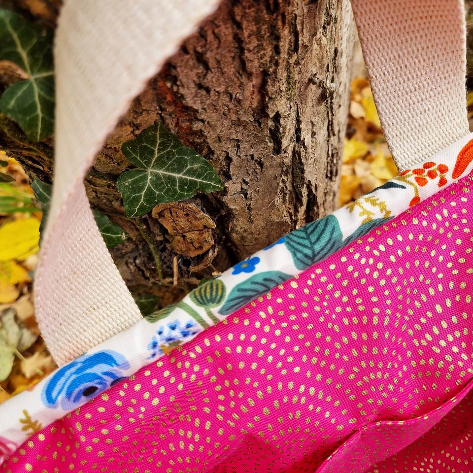 Resize of Sac Clap Clap Fleurs Multico2 Tissu Rifle Paper Co Multi poches pour ce sac à projets tricot clap clap Rifle Paper Co, la doublure est en coton Dashwood Studio imprimée mini motifs pois métallisés ou sur fond fuschia