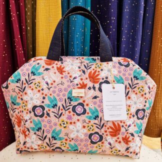 Sac à projet clap clap molletonné en tissu Dashwood Studio coton imprimé Magic Meadow rose nude fleurs turquoise oranges marine sur fond rose nude