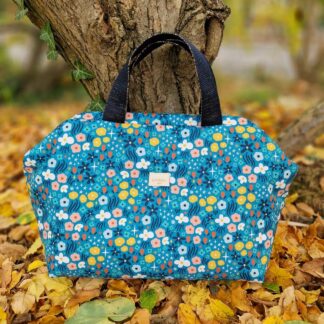 Sac à projet clap clap molletonné en tissu Dashwood Studio coton imprimé Magic Meadow bleu floral graphique mini motifs jaune blanc bleu marine sur fond bleu turquoise