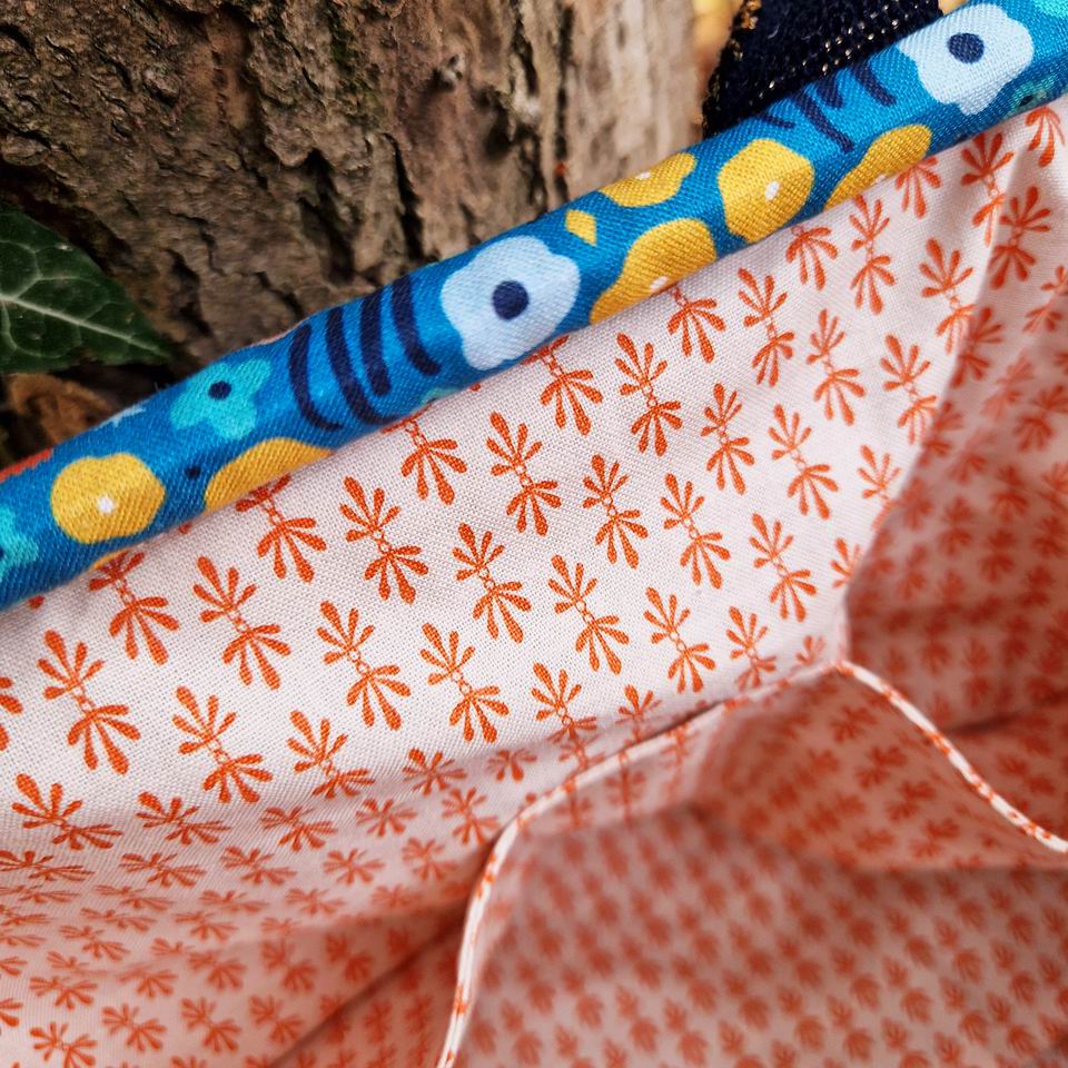 Resize of Sac Clap Clap Meadow Magic Bleu2 Multi poches pour ce sac à projets tricot clap clap, la doublure est en coton Rifle Paper Co imprimée mini motifs graphiques géométriques oranger sur fond écru