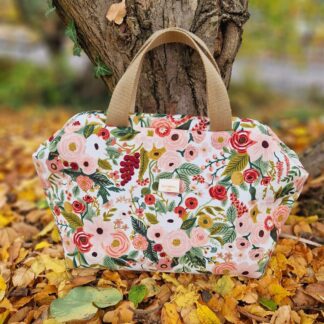 Sac à projet clap clap molletonné en tissu Rifle Paper Co coton imprimé Wildwood Garden Party Fleurs rose thé corail vert olive sur fond blanc les teintes sont douces pastels