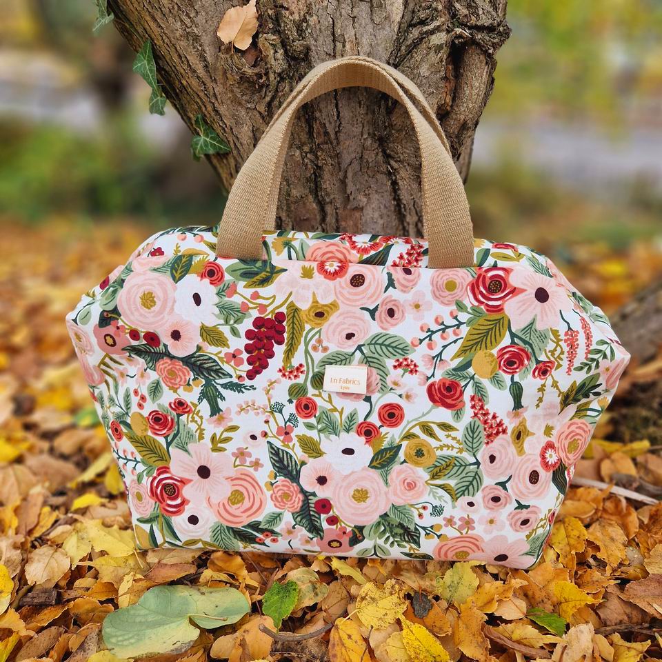 Resize of Sac Clap Clap Rose Thé1 Tissu Rifle Paper Co Sac à projet clap clap molletonné en tissu Rifle Paper Co coton imprimé Wildwood Garden Party Fleurs rose thé corail vert olive sur fond blanc les teintes sont douces pastels