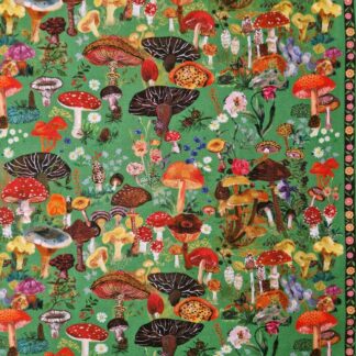 Tissu imprimé champignons magiques de Nathalie Lété pour Free Spirit une multitude de champignons colorés sur un fond vert mousse