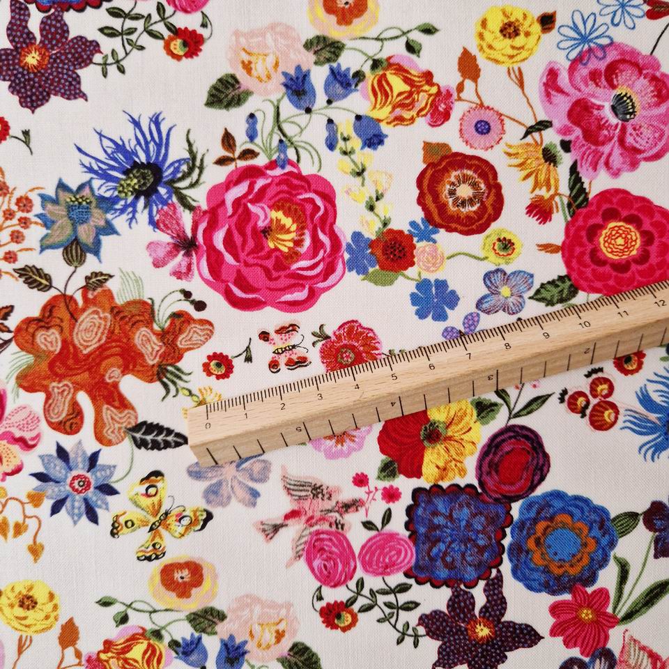 Tissu en coton imprimé motif fleurs le printemps par excellence roses rouges bleu violet sur fond clair rose pêche