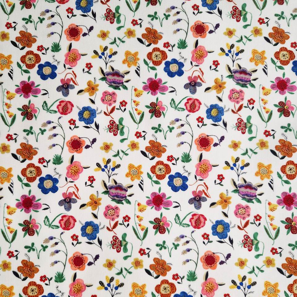 Tissu coton imprimé petites fleurs Free Spirit Nathalie Lété motif floral Folk Prairie joyeux coloré un semis de fleurs multicolores roses, bleues, jaune, oranges sur un fond clair ivoire