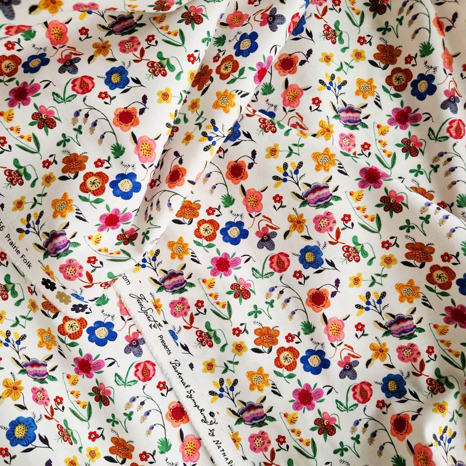 Tissu imprimé floral Nathalie Lété chez Free Spirit semis de fleurs multicolores parfait pour la couture créative
