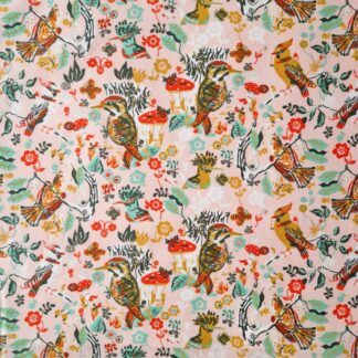 Tissu imprimé Nathalie Lété le chant des oiseaux imprimé délicat printanier oiseaux jaune mordoré houpette rouge sur fond rose nude feuillage vert tendre