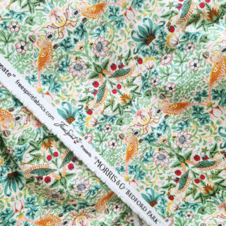 Tissu coton imprimé Morris and Co collection Bedford Park imprimé frais et délicat comme un liberty camaieu de verts rose dragée ponctué de fraises rouges et d'oiseaux orange cuivré