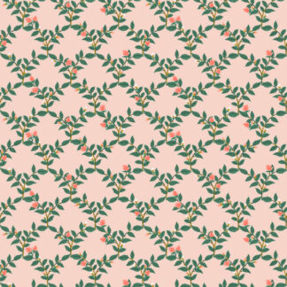 Tissu coton rifle paper co imprimé fleurs feuillage, motif végétal entrelacs de feuilles sur un grillage vert sur fond rose nude