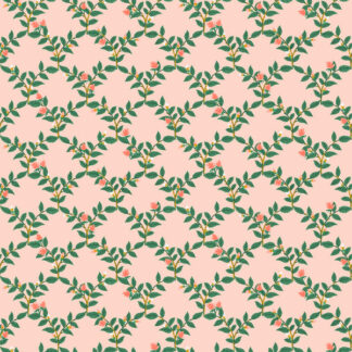 Tissu coton rifle paper co imprimé fleurs feuillage, motif végétal entrelacs de feuilles sur un grillage vert sur fond rose nude