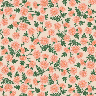tissu coton imprimé floral rifle paper co collection bramble fleurs rose poudré, oeillets rose, tige verte sur fond ivoire