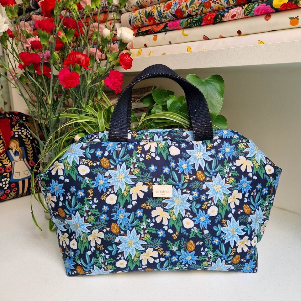 Sac à projets clap clap molletonné en tissu Rifle Paper Co coton imprimé floral poinsetia camaieu de bleus, des fleurs bleu ciel bleu marine pomme de pin doré sur fond marine
