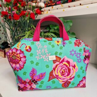 Sac à projets clap clap molletonné en tissu Nathalie Lété coton imprimé fleurs, des grosses fleurs roses rouges violettes sur fond vert menthe