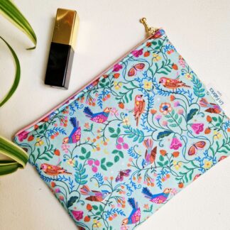 Pochette molletonnée en tissu imprimé Dashwood Studio motifs oiseaux fleurs couleurs pastels vert menthe rose