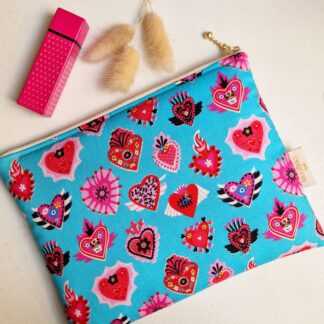 Pochette molletonnée en tissu imprimé coeurs Dashwood Studio Viva la Vida coeurs roses rouges sur fond bleu ciel