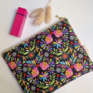 Pochette molletonnée en tissu imprimé oiseaux Dashwood Studio Viva la Vida oiseaux feuillages coloré orange, violet, rose bleu sur fond noir