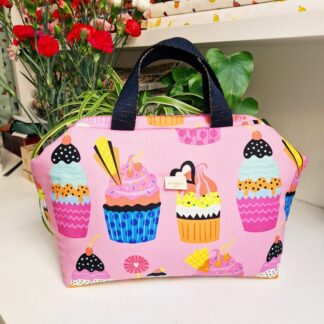 Sac à projets clap clap molletonné en tissu Alexander Henry coton imprimé gâteaux, des cup cakes, des muffins multicolores sur fond rose