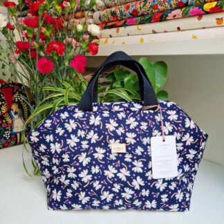 Sac à projets clap clap molletonné en tissu Dashwood Studio coton imprimé fleurs, des motifs fleuris champêtres écru et parme rose sur fond marine