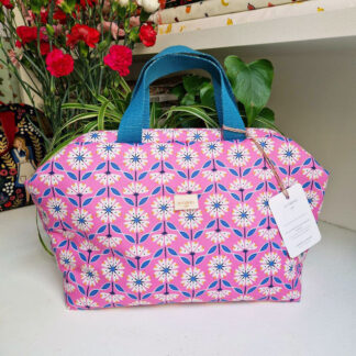 Sac à projets clap clap molletonné en tissu Dashwood Studio coton imprimé fleurs, des marguerites écru et bleu cobalt sur fond rose cyclamen