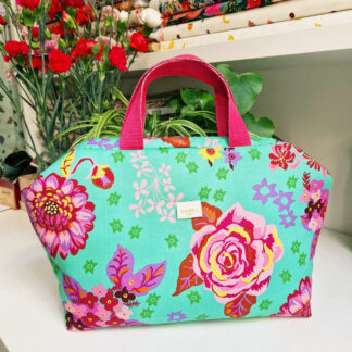 Sac à projets clap clap molletonné en tissu Nathalie Lété coton imprimé fleurs, des grosses fleurs roses rouges violettes sur fond vert menthe