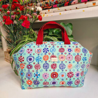 Sac à projets clap clap molletonné en tissu Kaffe Fassett coton imprimé fleurs psychédeliques, des cercles fleuris, graphiques, rouges, bleu, orange sur fond vert d'eau