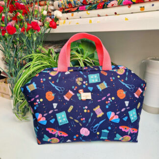 Sac à projets clap clap molletonné en tissu Dashwood Studio coton imprimé couture, des motifs joyeux aériens, tout le materiel nécessaire pour la couture, motifs colorés bobines de fil, ciseaux, dès à coudre sur fond marine