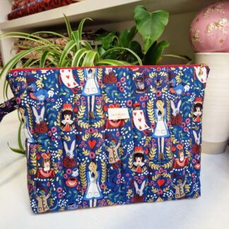 Trousse matelassée en coton Rifle paper Co tissu imprimé Alice au pays des merveilles alice, cartes à jouer, lapin, chapeau théière sur un fond bleu nuit