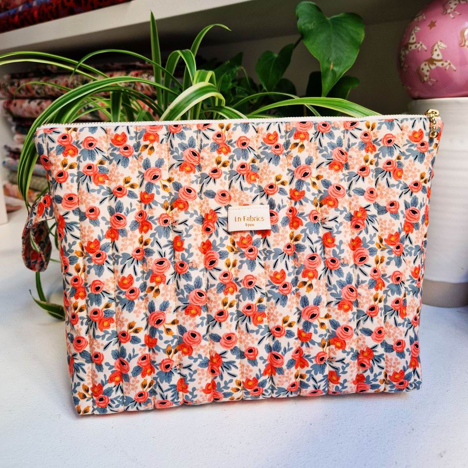 Trousse matelassée en coton Rifle paper Co tissu imprimé Les fleurs, motif floral doux et délicat oranger corail rehaussé de gris bleu