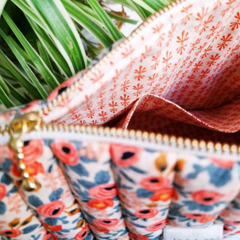Trousse matelassée avec poignée et poches intérieures imprimé rifle paper co mini fleurs oranger corail rose blush