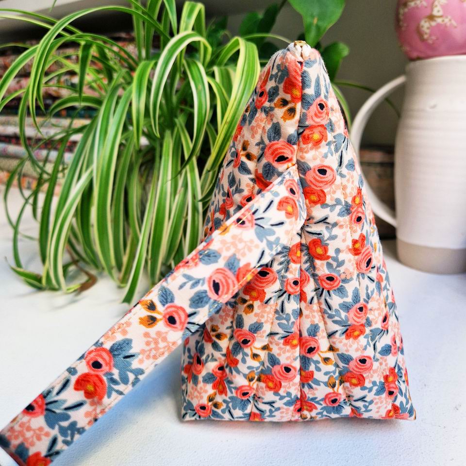 Joli volume pour cette trousse matelassée avec du fil doré poignée en coton tissu Rifle Paper Co imprimé Les Fleurs mini fleurs orange corail céladon