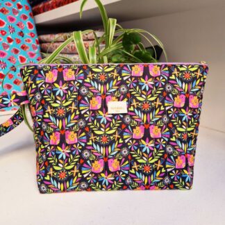 Trousse matelassée tissu Dashwood Studio imprimé viva la vida oiseaux feuillage coloré orange, violet, jaune sur fond noir