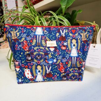 Trousse molletonnée en tissu imprimé Rifle Paper Co Alice au pays des merveilles fond bleu nuit