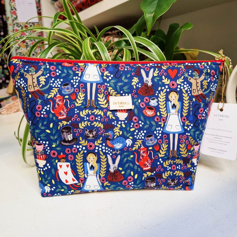 Trousse molletonnée en tissu imprimé Rifle Paper Co Alice au pays des merveilles fond bleu nuit