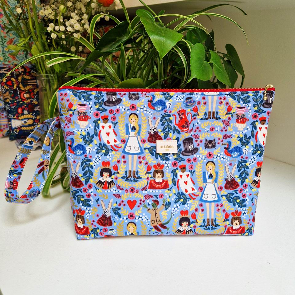 Trousse molletonnée avec poignée tissu imprimé en coton Rifle paper Co Alice au Pays des Merveilles ou Wonderland