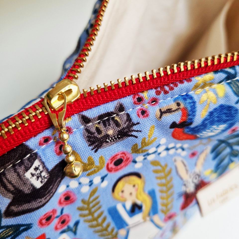 Jolies finitions pour cette trousse molletonnée fabriquée en France poches intérieures doublure coton écru imprimé Alice Rifle paper Co