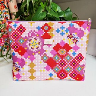 Trousse molletonnée grand modèle tissu Free Spirit coton imprimé pixels rose rouge motif géométrique joyeux et coloré