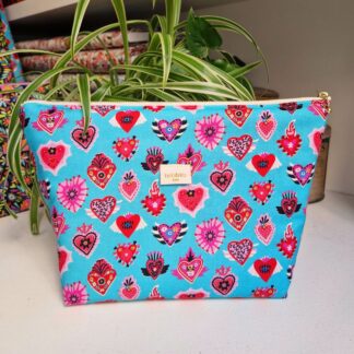 Trousse molletonnée en tissu imprimé coeurs et ex voto Dashwood Studio Viva La vida des coeurs rouges et roses sur fond bleu ciel