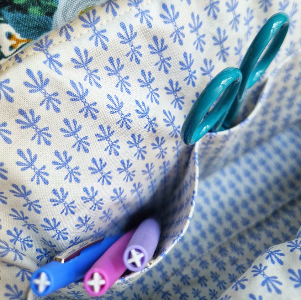 Multi poches pour ce sac à projets tricot clap clap Garden Party Rifle paper Co , la doublure est en coton Rifle Paper Co imprimée mini motifs graphiques géométriques bleu lavande sur fond écru