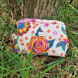 Trousse baby clap à projets ou trousse de toilette molletonnée en tissu Nathalie Lété coton imprimé grosses fleurs jaune rose vert sur fond écru