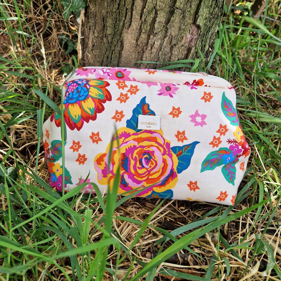 Trousse baby clap à projets ou trousse de toilette molletonnée en tissu Nathalie Lété coton imprimé grosses fleurs jaune rose vert sur fond écru