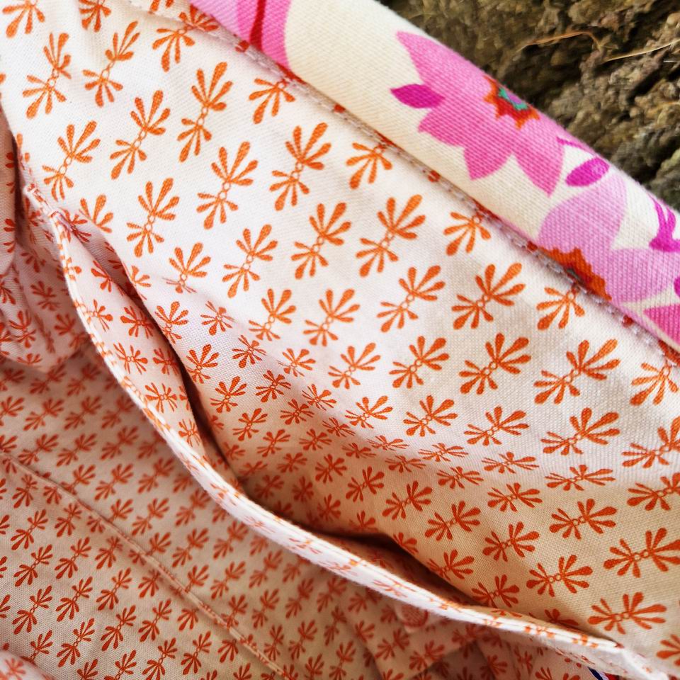 Fabrication française pour cette trousse à projets ou trousse de toilette, jolie pratique avec sa poche intérieure et sa doublure en coton mini motif rifle paper co