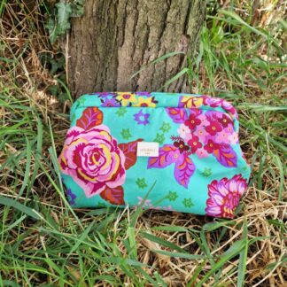 Trousse baby clap à projets ou trousse de toilette molletonnée en tissu Nathalie Lété coton imprimé grosses fleurs rose violettes mauve vert sur fond vert menthe écru