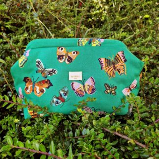 Trousse baby clap à projets ou trousse de toilette molletonnée en tissu Nathalie Lété coton imprimé papillons orange jaune sur fond vert